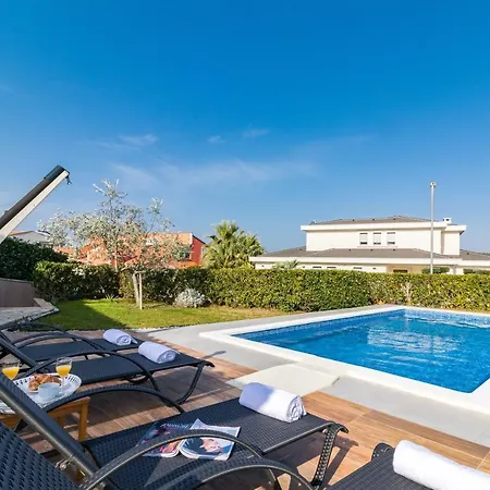 Lovely Istrian Apartment With A Private Swimming Pool And A Charming Garden Banjole Exterior photo