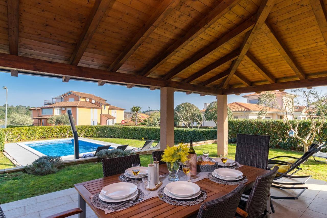 Lovely Istrian With A Private Swimming Pool And A Charming Garden Apartmán